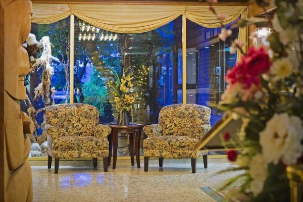 Crest Hotel (Prince Rupert)